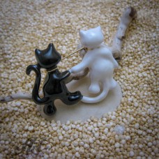 Дамска брошка "Черна котка с бял котарак" BR-027